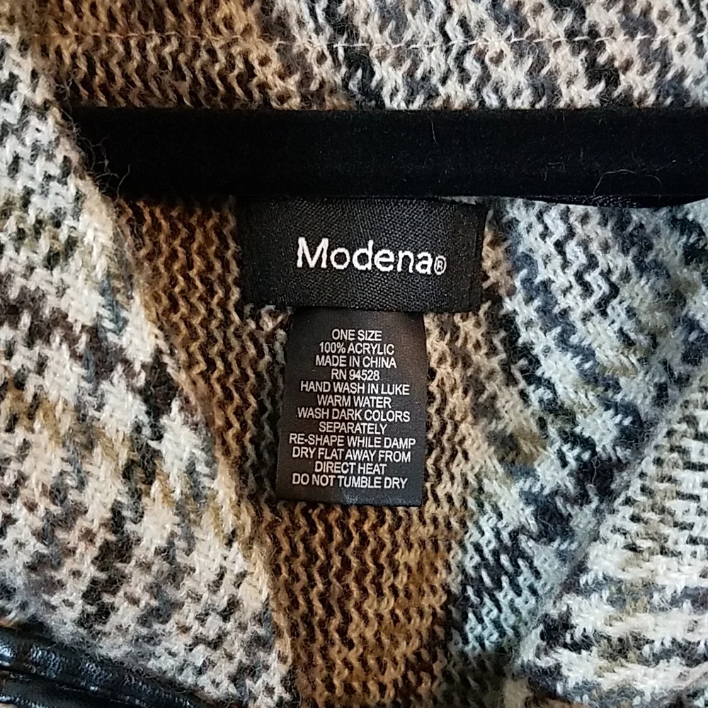 Modena Shawl - Picture 2 of 5